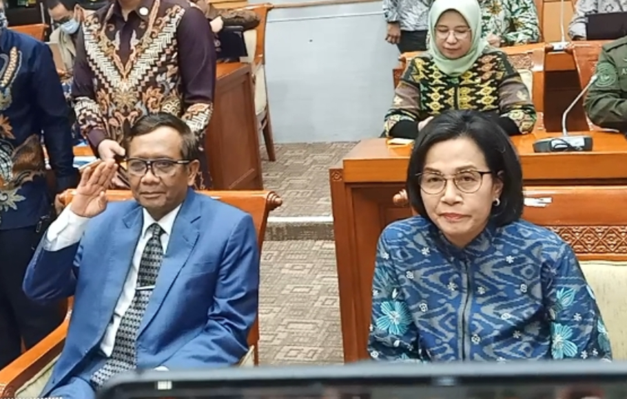 Menko Polhukam Mahfud MD bersama Menkeu Sri Mulyani saat menghadiri rapat di Komisi III DPR, Jakarta, Selasa, 11 April 2023.