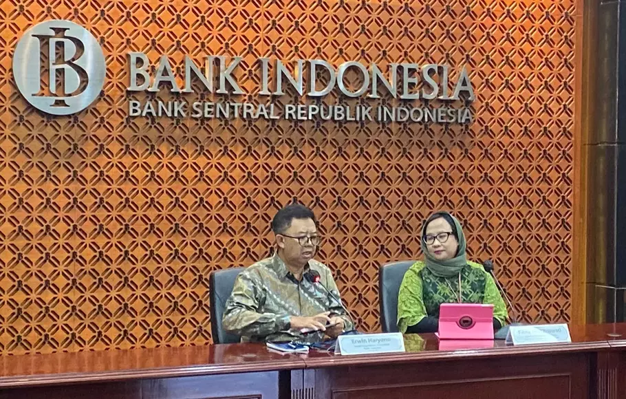 Kepala Departemen Komunikasi Bank Indonesia Erwin Haryono dan Direktur Departemen Kebijakan Sistem Pembayaran Bank Indonesia Fitria Irmi Triswati dalam konferensi pers di Gedung Bank Indonesia, Jakarta, Selasa, 11 April 2023.