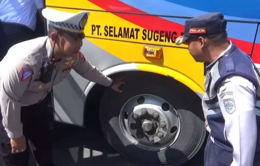 Tim gabungan dari Dinas Perhubungan (Dishub) Kabupaten Jombang, Satlantas Polres Jombang, serta UPT (Unit Pelaksana Teknis) Dinas Perhubungan Jawa Timur melakukan pengecekan kendaraan angkutan lebaran atau ramp check di Terminal Jombang. Petugas menemukan sejumlah angkutan tak laik jalan, Selasa 11 April 2023.