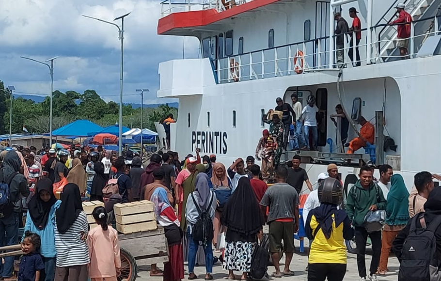 Ratusan pemudik menaiki kapal Sabuk Nusantara 77 di Pelabuhan Sesar Kota Bula, Maluku.