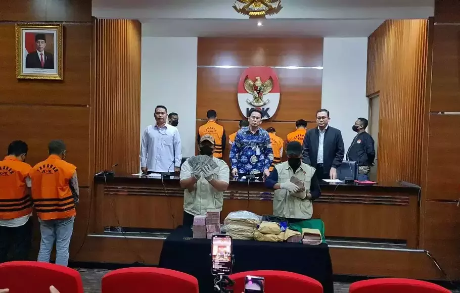 Tim KPK menunjukkan uang yang menjadi barang bukti suap terkait OTT pejabat Ditjen Perkeretaapian Kemenhub dalam konferensi pers di Gedung Merah Putih KPK, Jakarta, Kamis, 13 April 2023. 