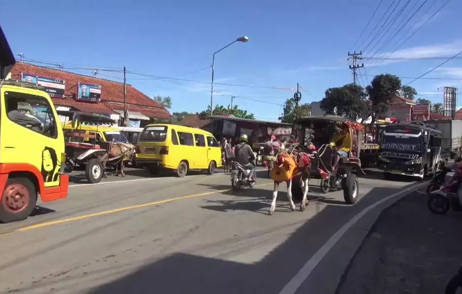 Aktivitas masyarakat di Pasar Linggapura, Kecamatan Tonjong, Kabupaten Brebes, Jawa Tengah, Kamis, 13 April 2023.