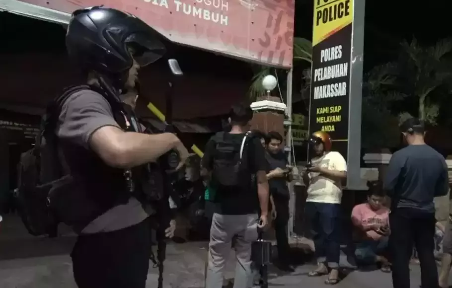 Aparat kepolisian berjaga di kantor Polres Pelabuhan Makassar yang diserang OTK pada Jumat, 14 April 2023 dini hari. 