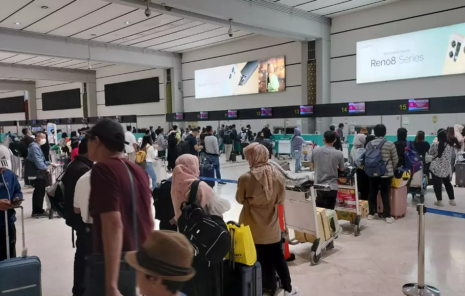 Kepadatan penumpang di Bandara Soekarno-Hatta, Tangerang, Banten, Jumat, 14 April 2023.