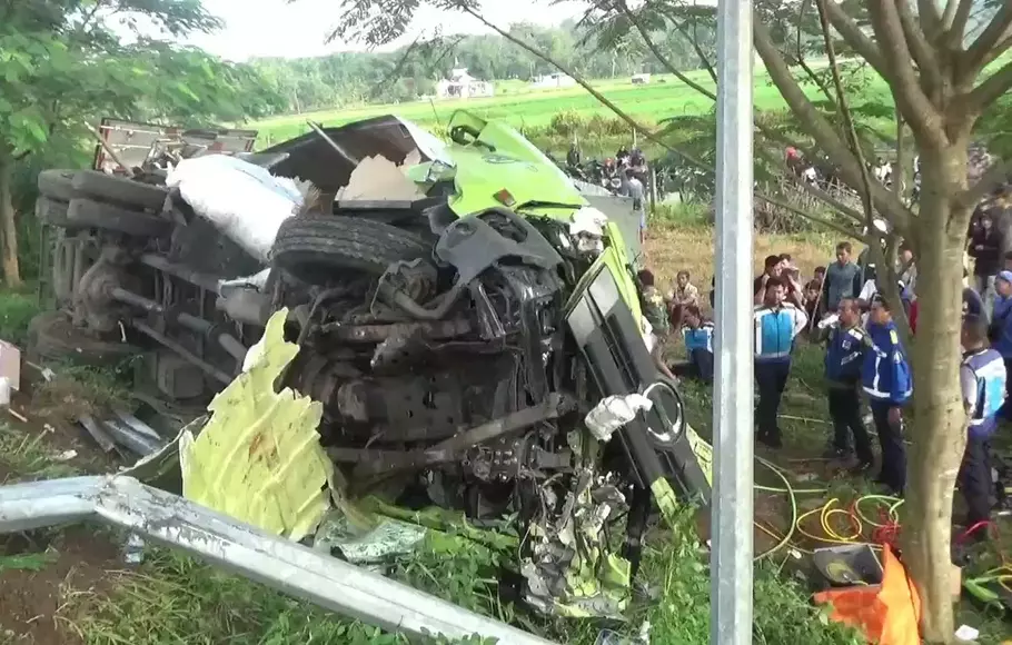 Kondisi salah satu truk yang terlibat tabrakan beruntun di Tol Semarang-Solo, atau di sekitar wilayah Boyolali, Jumat, 14 April 2023. 