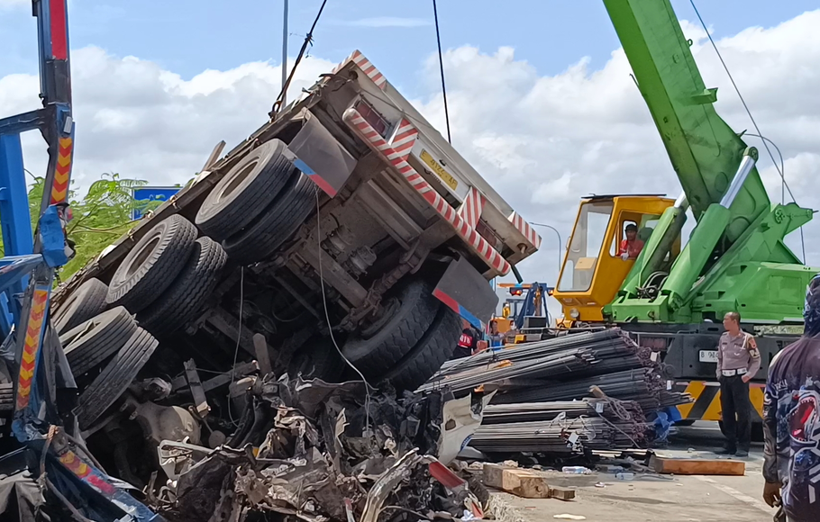 Truk trailer bermuatan besi yang terlibat kecelakaan beruntun di Tol Semarang-Solo atau Tol Boyolali, Jumat, 14 April 2023.