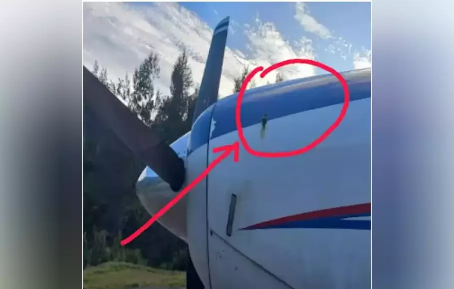 Kondisi pesawat Asian One yang ditembaki KKB di Bandara Beoga, Puncak, Papua Tengah, Jumat, 14 April 2023.
