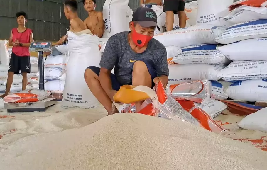 Pekerja tengah mengemas beras Bulog, di gudang Bulog Kalbar, Kecamatan Jungkat, Kabupaten Mempawah, Jumat, 14 April 2023.