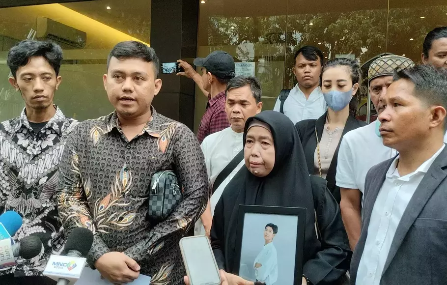 Keluarga Muhammad Syamil Akbar (18) melaporkan Kapolres Jaksel Kombes Pol Ade Ary Syam Indradi dan penyidik ke Divisi Propam Mabes Polri, Kamis 14 April 2023.