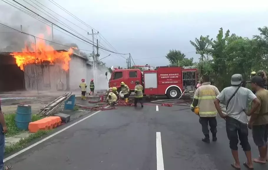 Sebuah pabrik kayu lapis di Desa Bandongan, Kecamatan Bandongan, Kabupaten Magelang, Jawa Tengah, hangus terbakar, Jumat 14 April 2023.