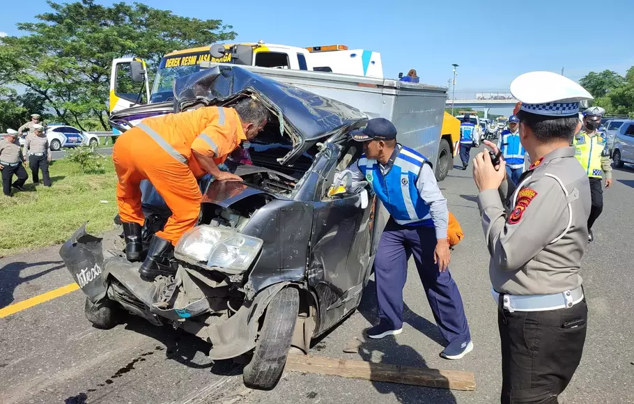 Salah satu mobil yang terlibat kecelakaan beruntun di Tol Palikanci, Sabtu, 15 April 2023. 