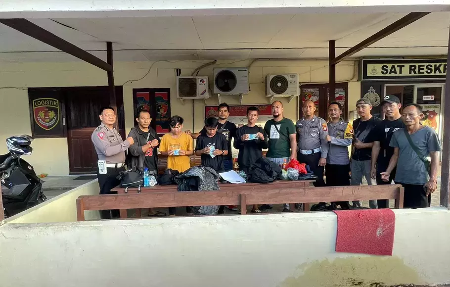 Penangkapan tersangka peredaran uang palsu di Kabupaten Landak, Kalimantan Barat, 14 April 2023.