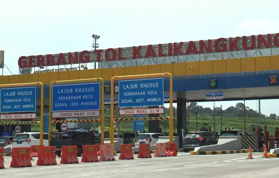 Arus mudik Lebaran tahun 2023 sudah mulai terlihat ramai di gerbang Tol Kalikangkung, Kota Semarang, Jawa Tengah pada Sabtu (15/4/2023).