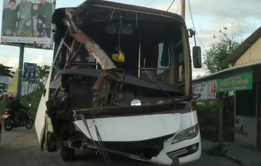 Bus yang membawa pemudik dari Bekasi menuju Terminal Terpadu Merak menabrak truk bermuatan bahan kimia di dekat Pintu Tol Cilegon Timur, Kabupaten Serang, Banten, Sabtu 15 April 2023.