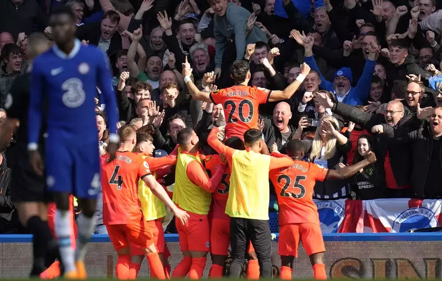 Para pemain Brighton and Hove Albion merayakan gol ke gawang Chelsea.