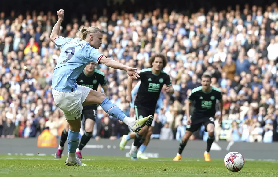 Striker Manchester City, Erling Haaland, mengeksekusi tendangan penalti yang menghasilkan gol saat bertemu Leicester City.