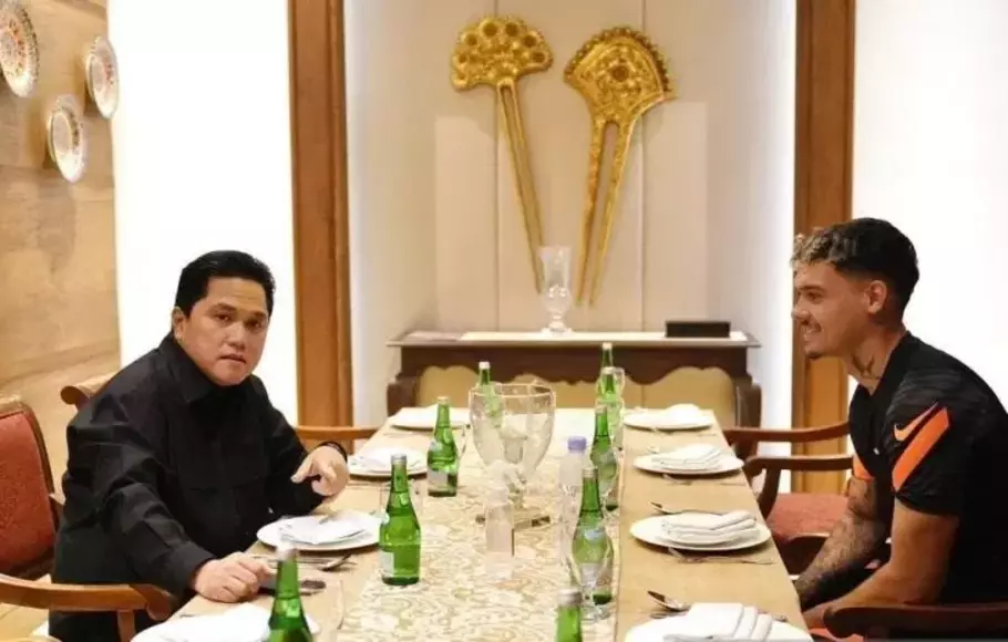 Ketua Umum PSSI Erick Thohir berdiskusi dengan pemain naturalisasi Shayne Pattynama di Jakarta, Jumat, 14 April 2023.