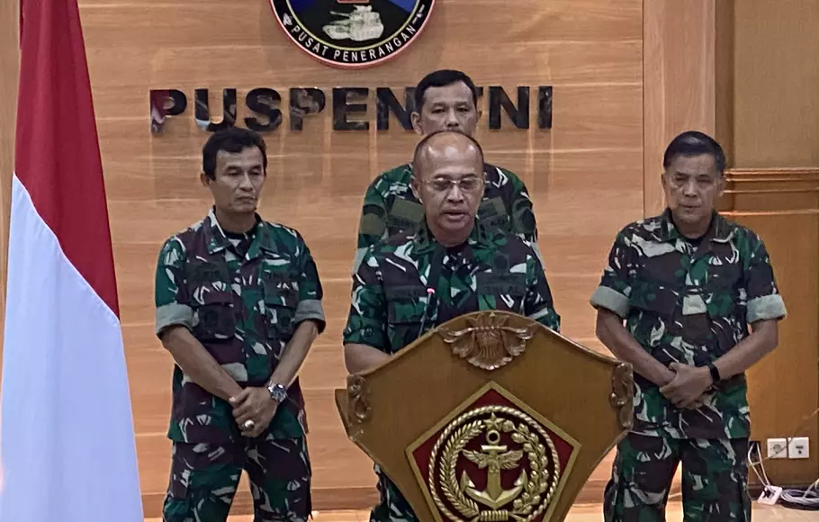 Kepala Pusat Penerangan (Kapuspen) TNI Laksamana Muda TNI Julius Widjojono dalam jumpa pers di Balai Wartawan Mabes TNI Jakarta, Minggu siang, 16 April 2023.