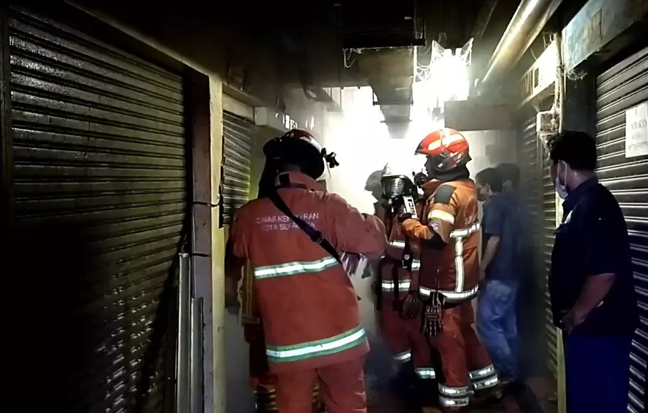 Petugas berusaha memadamkan kebakaran di salah satu toko di DTC Wonokromo, Surabaya, Minggu, 16 April 2023. 
