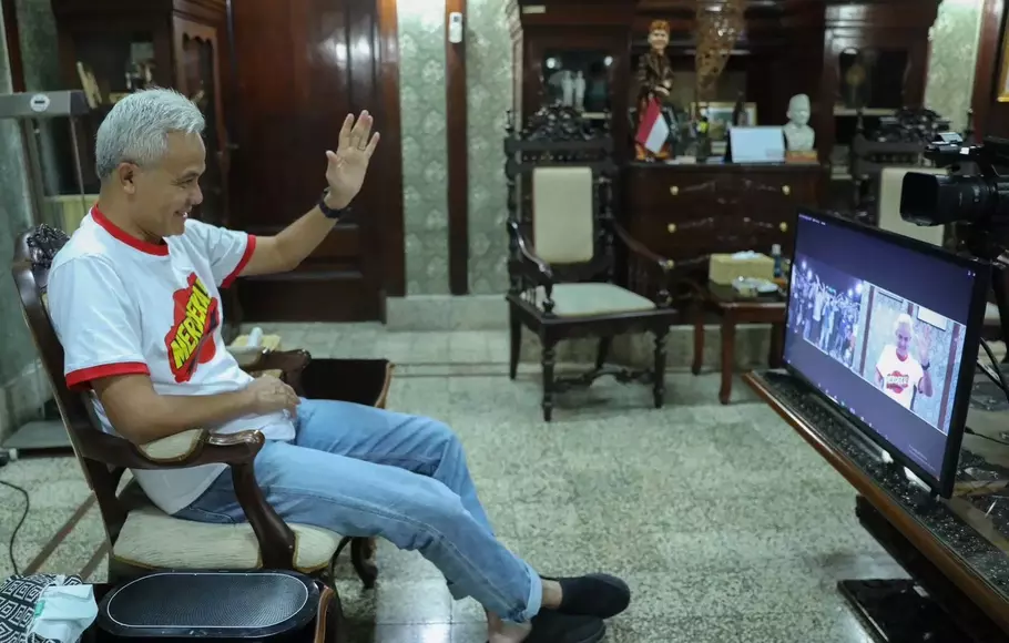 Gubernur Jawa tengah, Ganjar Pranowo, berdialog dengan pemudik asal Sumatera yang akan pulang kampung ke Jawa Tengah dengan program mudik gratis.