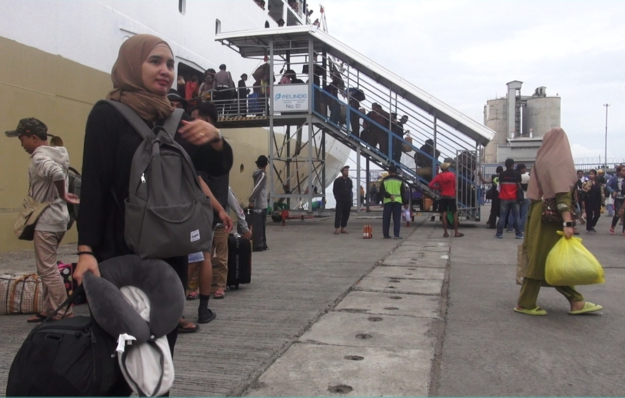 Para pemudik memasuki kapal yang akan mengangkut mereka ke kampung halaman dari Pelabuhan Makassar, Sulawesi Selatan.