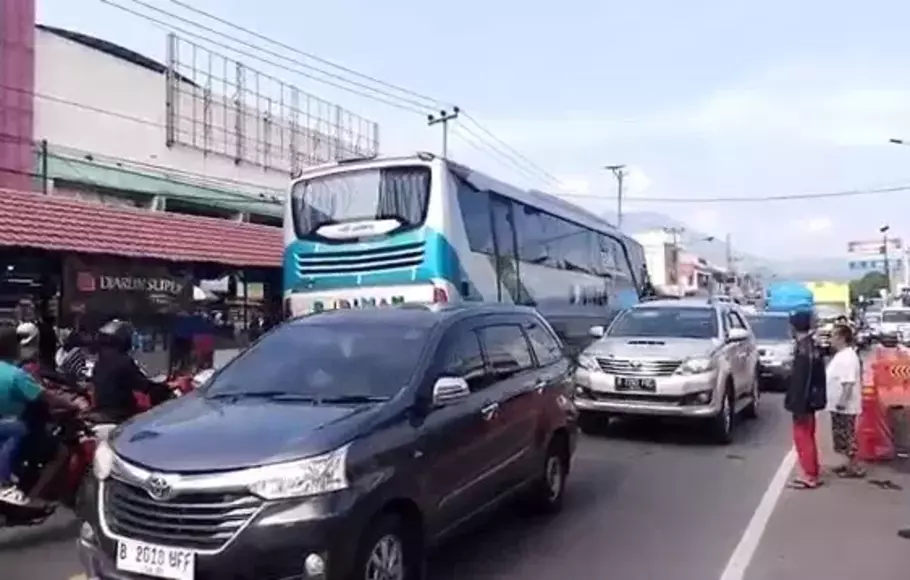 Lonjakan arus kendaraan yang masuk ke wilayah Jawa Barat mulai dirasakan di jalur selatan. Kali ini tampak lonjakan jumlah kendaraan, dirasakan di Pasar Limbangan, Kabupaten Garut, Jawa Barat, Senin, 17 April 2023.