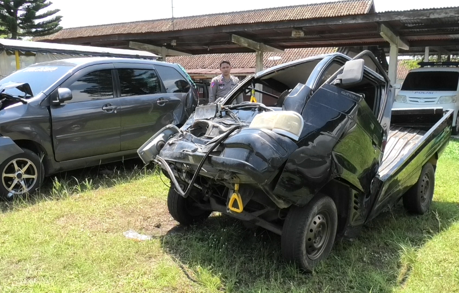 Kondisi mobil yang rusak parah setelah kecelakaan yang melibatkan 6 mobil, terjadi di Jalan Raya Yogyakarta-Magelang tepatnya di traffic light Armada, Mertoyudan.