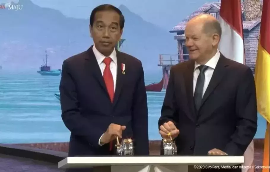 Presiden Joko Widodo bersama Kanselir Jerman Olaf Scholz secara resmi membuka Paviliun Indonesia di Hannover Messe 2023, Senin, 17 April 2023.   