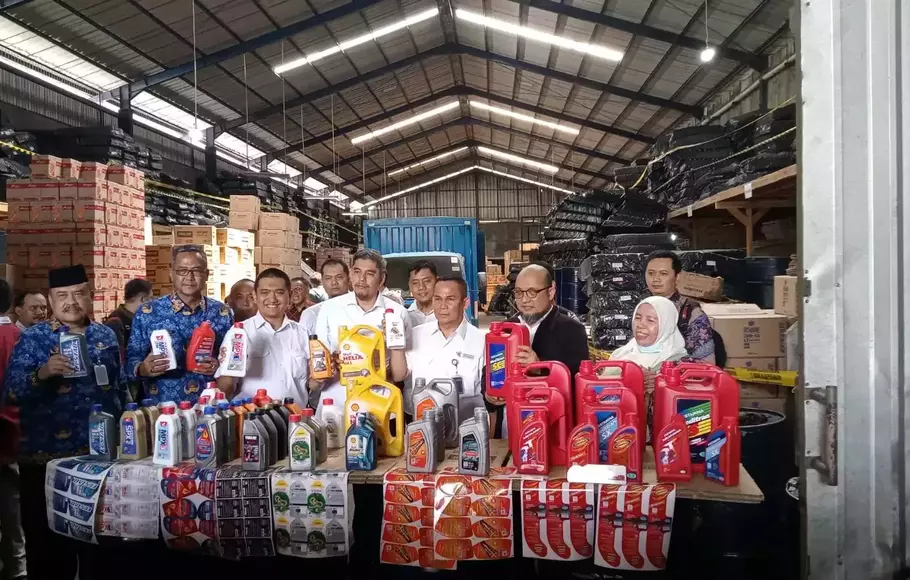 Kementerian Perdagangan (Kemendag) membongkar pemalsuan oli atau pelumas kemasan kendaraan di pabrik milik PT Defas Adipura Bersama di Kecamatan Pinang, Kota Tangerang, Senin, 17 April 2023.