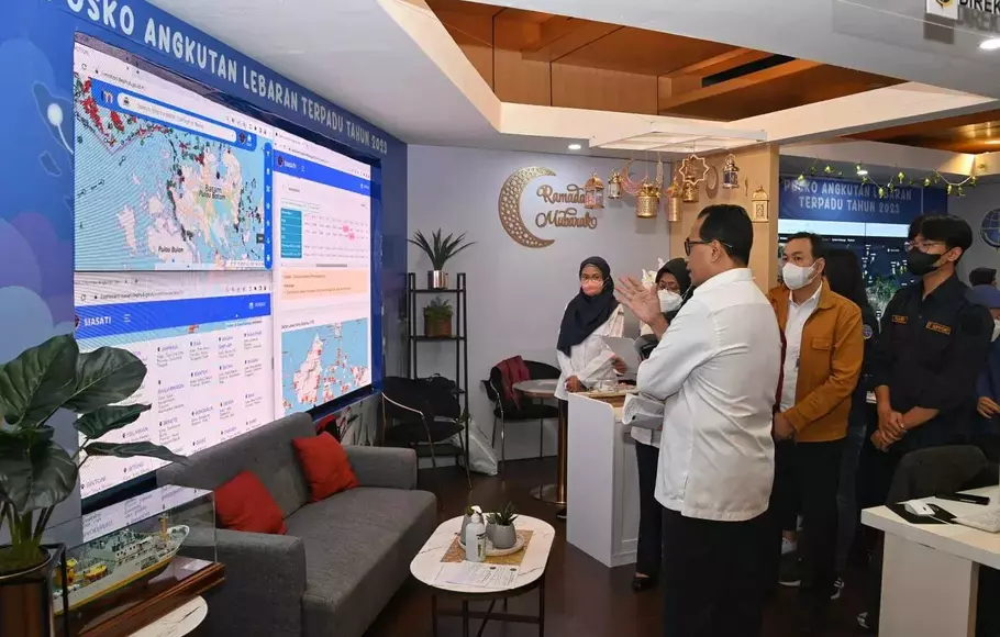 Menteri Perhubungan (Menhub) Budi Karya Sumadi, memimpin rapat koordinasi di Command Center Posko Angkutan Lebaran 2023, di Kantor Kementerian Perhubungan, Jakarta, Senin, 17 April 2023.