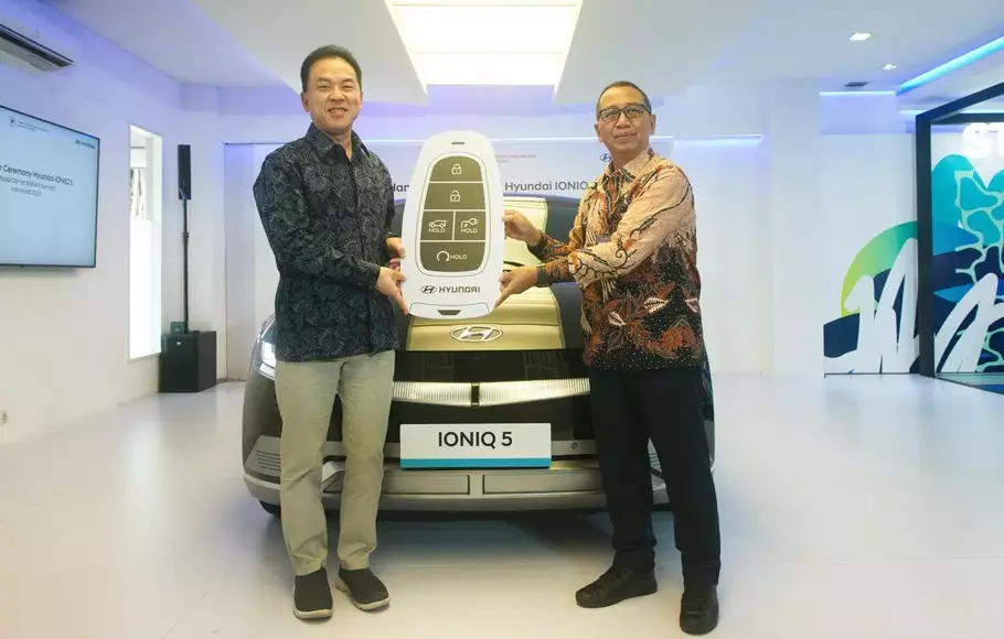 PT Hyundai Motors Indonesia (HMID) melakukan serah terima 117 unit Ioniq 5 sebagai kendaraan resmi operasional negara peserta ASEAN Summit 2023 di Hyundai Driving Experience, SCBD Lot 19, Senin 17 April 2023