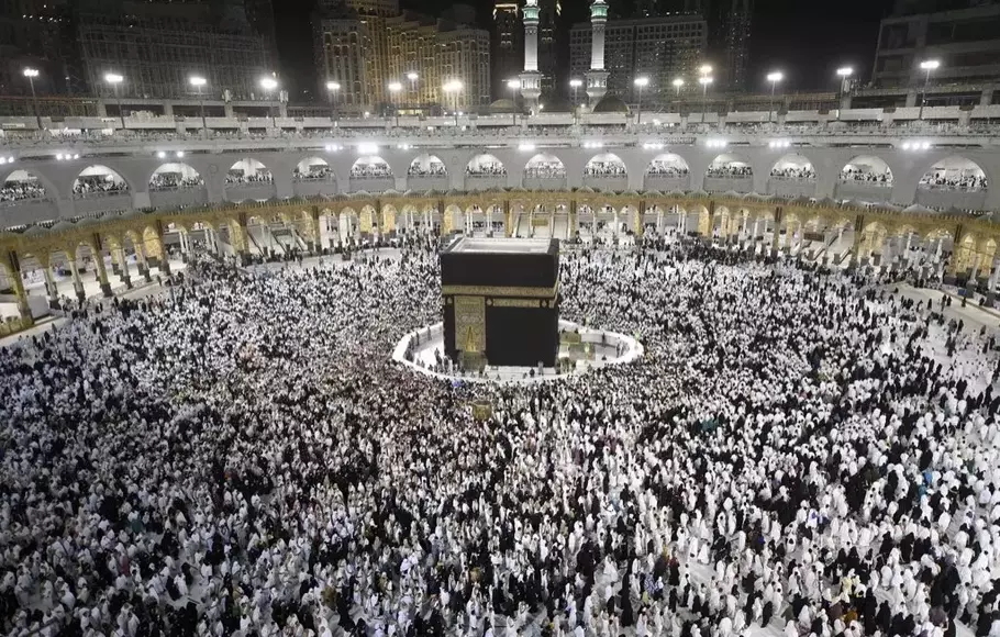 Pemandangan malam ke-27 Ramadan di Masjidilharam, Mekah, pada Senin 17 April 2023.