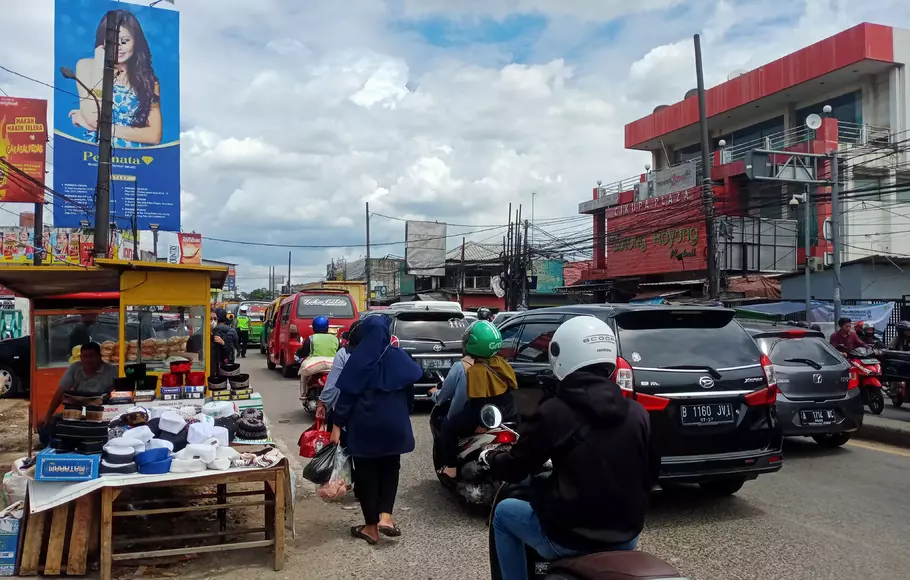 Dua pasar tumpah yang berada di Jalan Raya Serang, Kecamatan Cikupa dan Balaraja, Kabupaten Tangerang, Banten, menjadi salah satu titik kemacetan arus mudik Lebaran 2023.