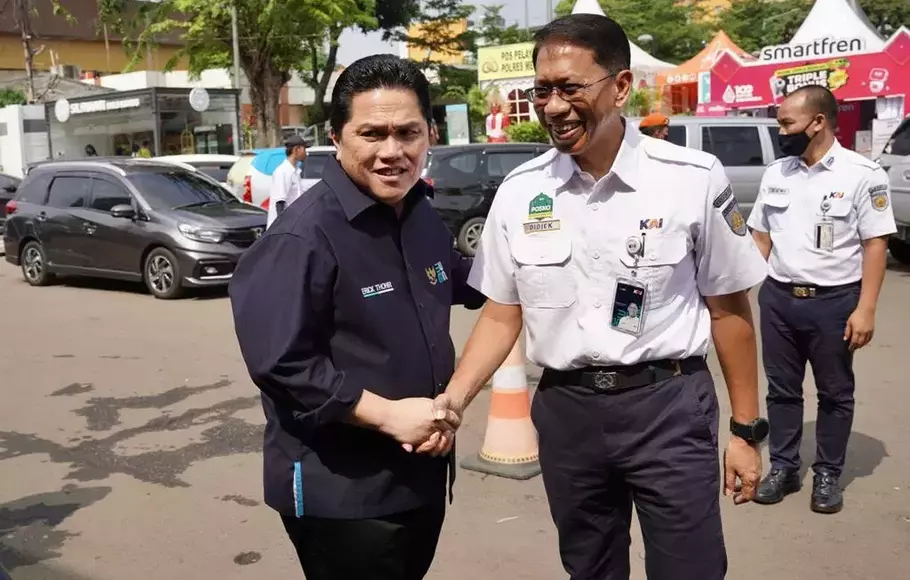 Menteri BUMN Erick Thohir (kiri) dan Direktur PT KAI.