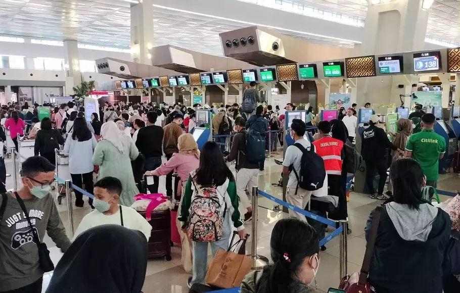 Pemudik memenuhi terminal keberangkatan Bandara Soekarno-Hatta, Rabu, 19 April 2023.  