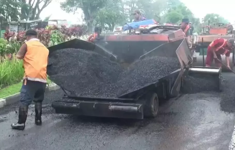 Dinas Pekerjaan Umum dan Perumahan Rakyat ( PUPR) memperbaiki jalan rusak di Kota Batu, Jawa Timur, Selasa 18 April 2023.