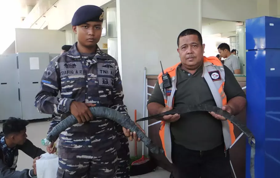 Di tengah membeludaknya jumlah pemudik di Pelabuhan Semayang Balikpapan, Kalimantan Timur, TNI Angkatan Laut Balikpapan menemukan dan menyita belasan senjata tajam berbagai jenis dari barang bawaan para pemudik, Rabu pagi (19/4/2023).