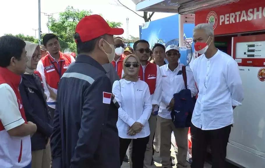 Dirut PT Pertamina (Persero) Nicke Widyawati (tengah) bersama Menteri ESDM, Arifin Tasrif dan Gubernur Jateng, Ganjar Pranowo meninjau Pertashop di rest area KM 456B Salatiga, Jateng pada Rabu, 19 April 2023.