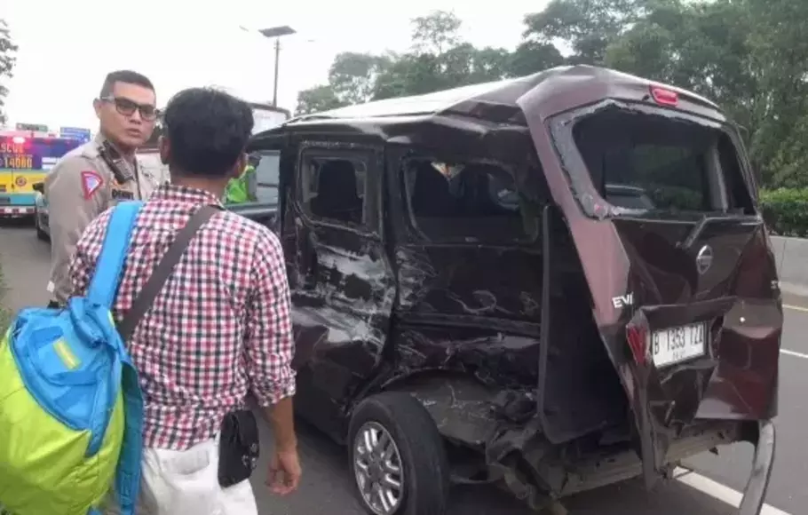 Sebuah bus angkutan mengalami kecelakaan di ruas tol Cipularang hingga terbalik, Rabu sore, 19 April 2023.