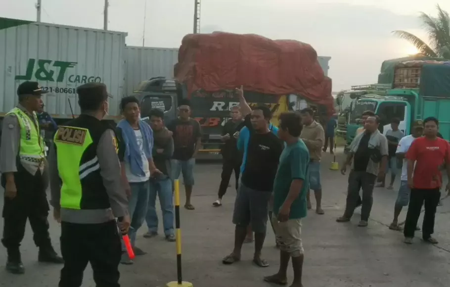 Puluhan sopir truk melakukan aksi protes, karena pengelola penyeberangan tidak mengizinkan kendaraan mereka masuk ke dalam kapal di Pelabuhan Ciwandan, Kota Cilegon, Banten, Kamis, 20 April 2023.