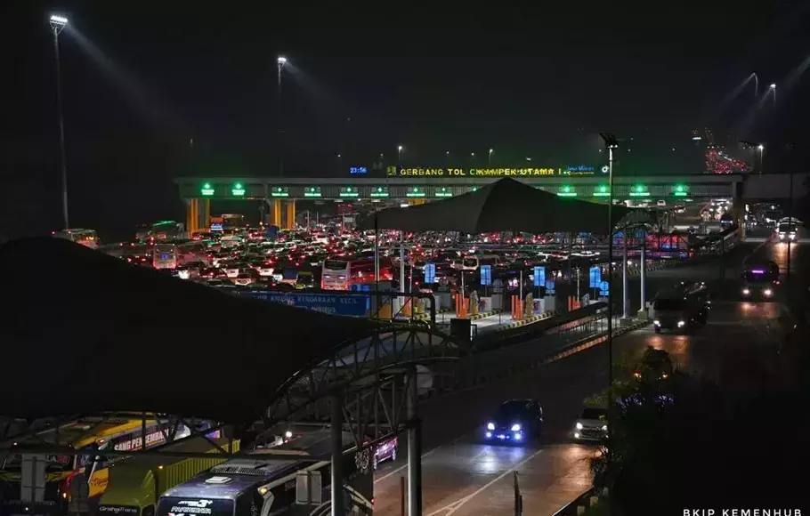 Suasana  di Gerbang Tol Cikampek Utama, Kamis dini hari 19 April 2023.