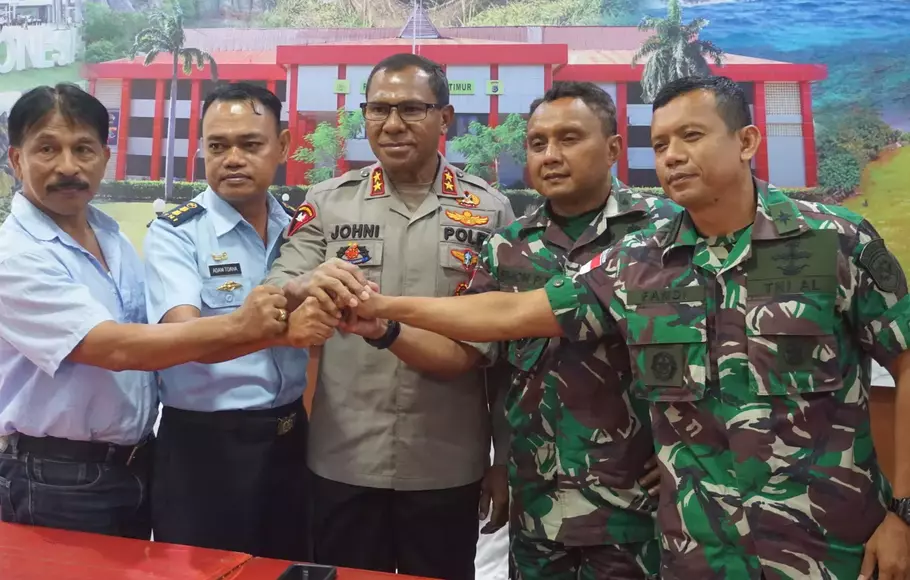 Kapolda NTT, Irjen Johnny Asadoma usai pertemuan dengan Kepala Staf Korem 161/Wira Sakti Kupang Kolonel Cpl Simon Petrus Kamlasi; Kasibinpersman Lanud El Tari, Letkol Adm Adam Toaha; dan Asrena Lantamal VII Kupang, Kolonel Laut (P) Ahmad Afandi di Kupang, Kamis, 20 April 2023. 