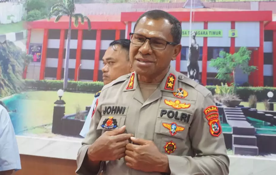 Irjen Pol Johni Asadoma memberikan keteragan pers Kamis, 20 April 2023, terkait rusuh Kupang di mana sejumlah oknum TNI menyerangan rumah dinas Kapolda dan membakar mobil patroli.