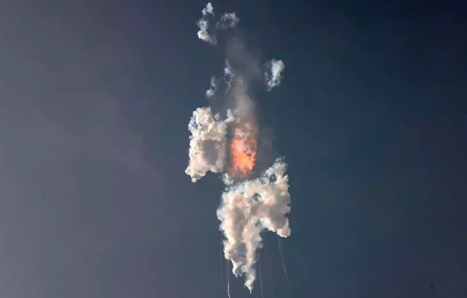Pesawat antariksa Starship generasi berikutnya dari SpaceX, meledak beberapa menit setelah diluncurkan, Kamis 20 April 2023.