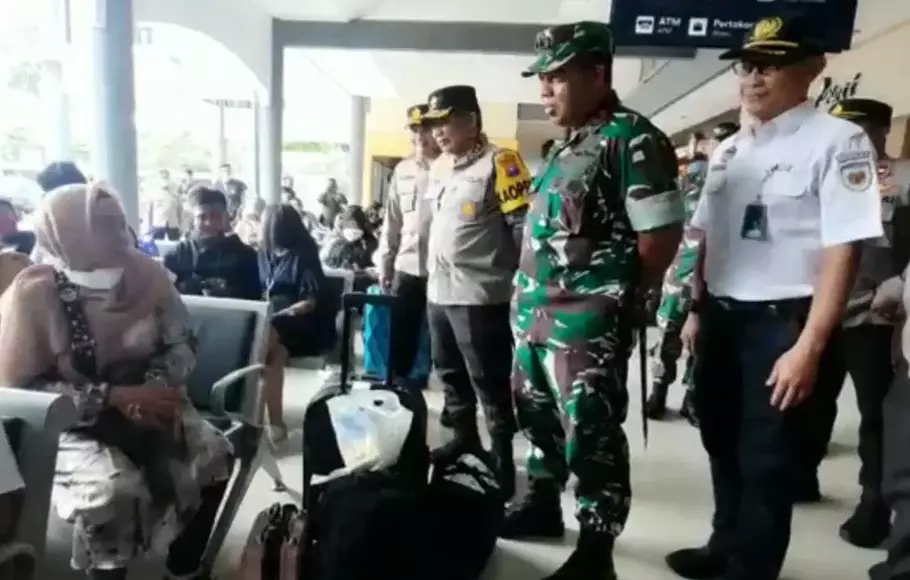 Pengecekan keamanan pemudik di Stasiun Gubeng Surabaya oleh Kapolda Jatim dan Pangdam V Brawijaya.