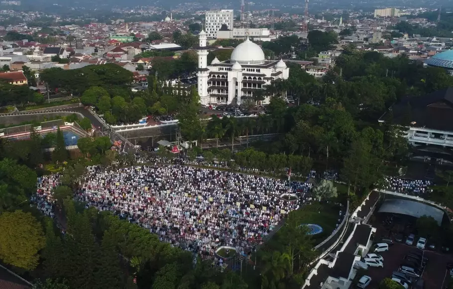 Ribuan warga Malang, Jawa Timur mengikuti Salat Idul Fitri di lapangan helipad kampus Universitas Muhammadiyah Malang (UMM), Jum'at 21 April 2023.