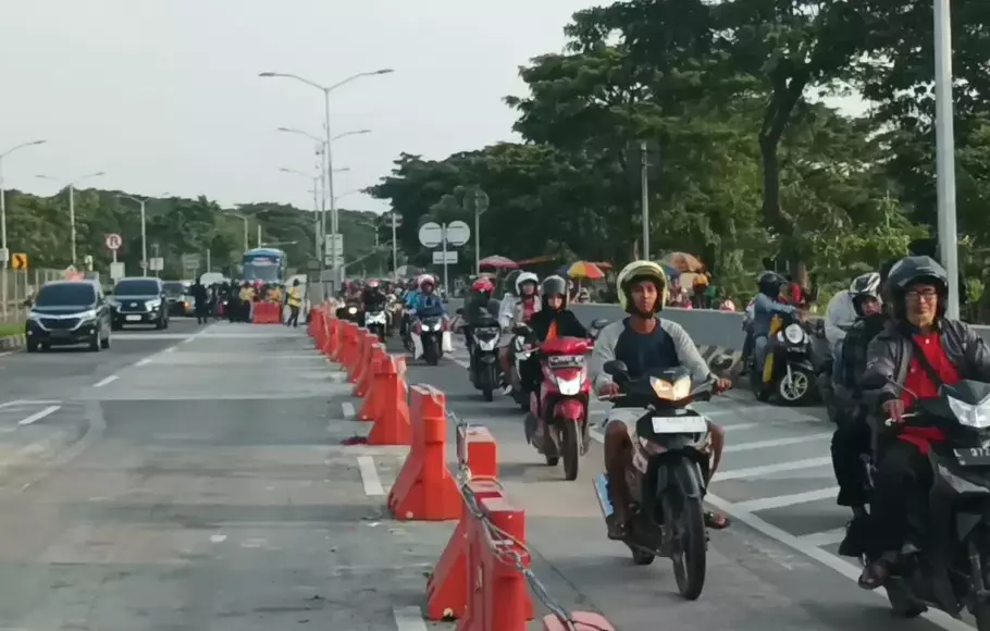 Pemudik motor menyeberangi Jembatan Suramadu menuju Pulau Madura, Jawa Timur, Jumat, 21 April 2023.asatu.com