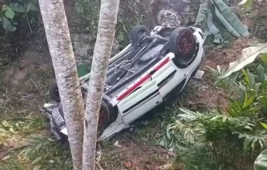 Mobil pemudik dari Bekasi masuk ke jurang di Jalan Surapati, Kampung Pasirjongge, Blok Gua Lalengle, Desa Sukawagi, Kecamatan Singajaya Kabupaten Garut, Jumat, 21 April 2023.