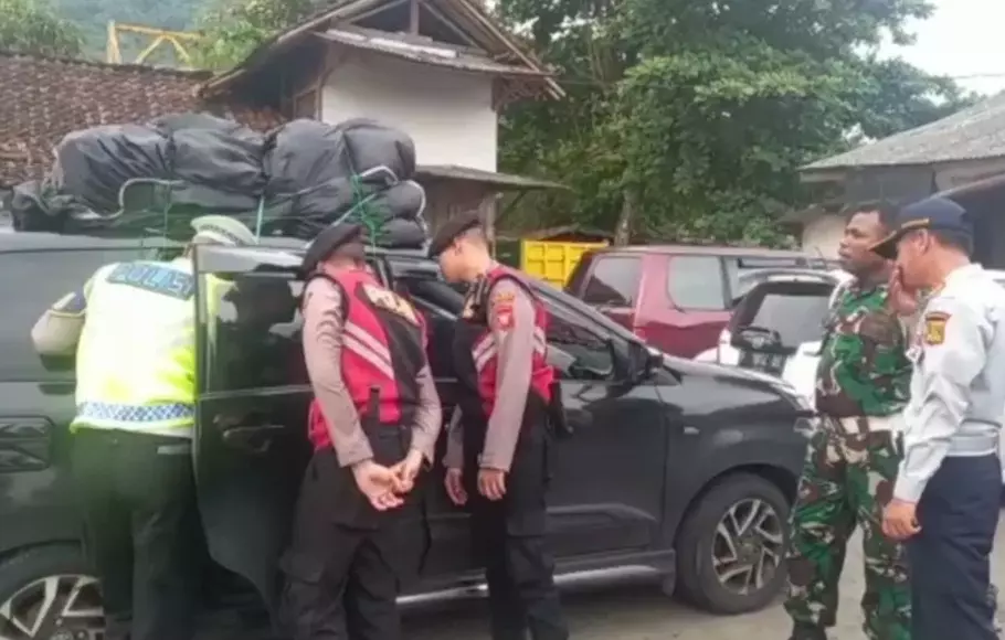 Puluhan travel gelap terjaring razia petugas gabungan saat membawa penumpang dengan menggunakan mobil pribadi di Sukabumi, Jawa Barat, Jumat, 21 April 2023.