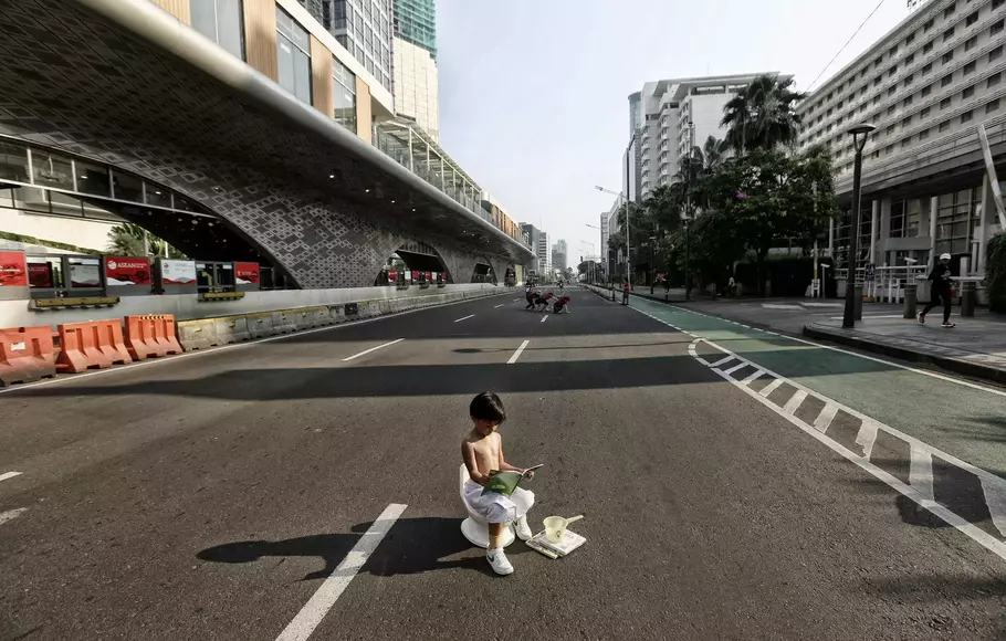 Sejumlah warga berpose saat melakukan foto-foto di jalanan sepi di kawasan Bundaran HI, Jakarta, Sabtu (22/4/2023).